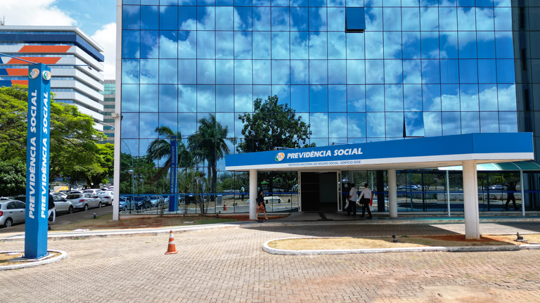 Ilustração sobre reajuste de benefícios de aposentadorias e pensões pelo RGPS.