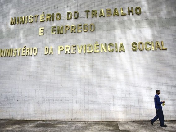 Projeto reestrutura carreiras e salários de servidores federais